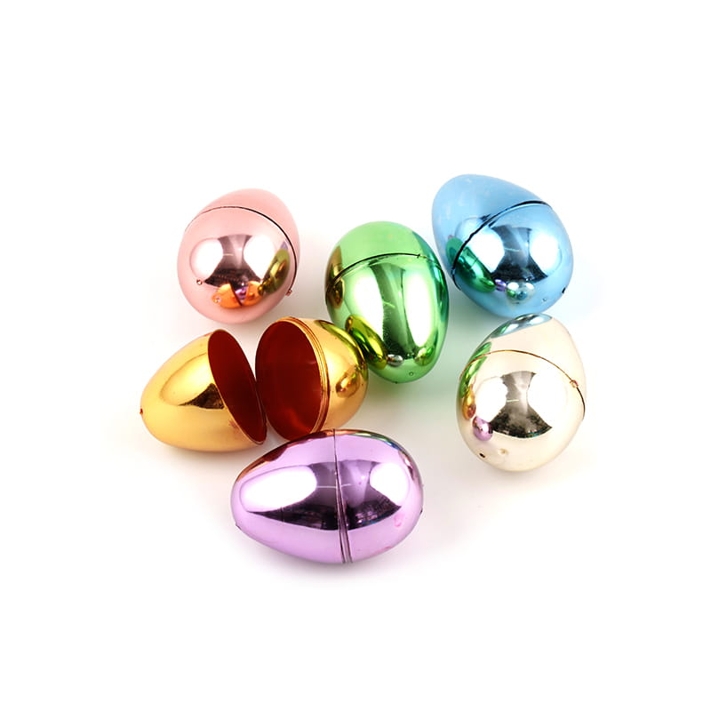 Elettroplando il giocattolo di plastica delle uova di Pasqua